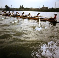 Magyarország, Budapest IX., a Csepel SC evezősei a Ráckevei (Soroksári)-Dunán, háttérben a Soroksári út épületei., 1986, Szalay Béla, Budapest, Fortepan #187990