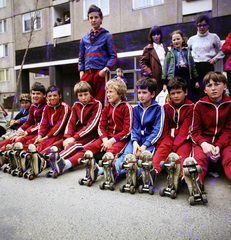 Magyarország, Veszprém, Halle utca. A felvétel az Ernst Thälmann Úttörőház sporthetén készült., 1980, Szalay Béla, színes, görkorcsolya, libasor, Fortepan #187992