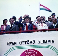 Magyarország, Győr, Rába ETO sporttelep, XIII. Nyári Úttörő Olimpia. Középen Szűcs Istvánné, a Magyar Úttörők Szövetsége főtitkára., 1977, Szalay Béla, színes, tisztelgés, úttörő, olimpia, tribün, Fortepan #187996