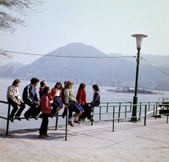 Magyarország,Dunakanyar, Nagymaros, Duna-part, kikötő, szemben Visegrád. Balra az Alsóvár lakótornya / Salamon-torony és fenn a Fellegvár., 1980, Szalay Béla, színes, Fortepan #188000