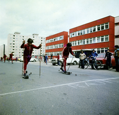 Magyarország, Veszprém, Halle utca, jobbra a Báthory István (később Sportiskolai) Általános Iskola. A felvétel az Ernst Thälmann Úttörőház sporthetén készült., 1980, Szalay Béla, színes, lakótelep, síroller, Fortepan #188006