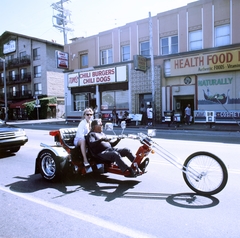 Amerikai Egyesült Államok, Los Angeles,Kalifornia állam, Pacific Avenue, balra a Windward Court torkolata., 1990, Szalay Béla, tricikli, motorkerékpár, Fortepan #188040