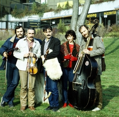 Magyarország, Budapest XII., Jagelló út - Alkotás utca sarok, a Muzsikás együttes és Sebestyén Márta, Háttérben a Novotel Szálloda., 1986, Szalay Béla, Budapest, Fortepan #188042