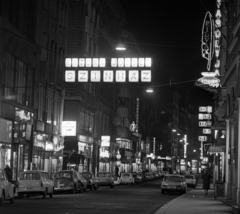 Magyarország, Budapest V., Petőfi Sándor utca a Ferenciek tere felől nézve., 1973, Urbán Tamás, német gyártmány, Trabant-márka, szovjet gyártmány, utcakép, színház, neonreklám, Renault-márka, Lada-márka, Volkswagen-márka, francia gyártmány, éjszaka, Trabant 601, Volkswagen Bogár, Katona József Színház, Pilvax, Camea, Zöldért, VAZ 2101, Renault 10, Budapest, automobil, Fortepan #18805