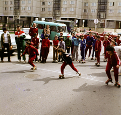 Magyarország, Veszprém, Halle utca a Munkácsy Mihály utca irányába. A felvétel az Ernst Thälmann Úttörőház sporthetén készült., 1980, Szalay Béla, színes, görkorcsolya, lakótelep, Fortepan #188057