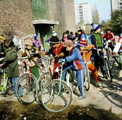 Magyarország, Budapest XI., Bogdánfy utca 5/b, a Bogdánfy Ödön Általános Iskola (később Kürt Alapítványi Gimnázium) udvara., 1980, Szalay Béla, színes, Budapest, Fortepan #188061