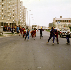 Magyarország, Veszprém, Munkácsy Mihály utca, a Haszkovó utca irányába nézve. A felvétel az Ernst Thälmann Úttörőház sporthetén készült., 1980, Szalay Béla, színes, görkorcsolya, lakótelep, Fortepan #188071