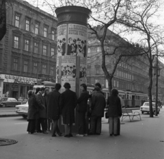 Magyarország, Budapest VI.,Budapest VII., Erzsébet (Lenin) körút, szemben a Király (Majakovszkij) utca - Teréz (Lenin) körút sarok., 1972, Urbán Tamás, hirdetőoszlop, Budapest, Aranypók, Fortepan #18808