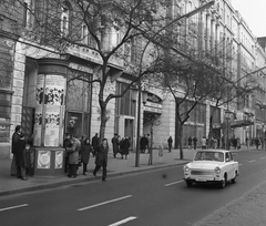 Magyarország, Budapest VII., Erzsébet (Lenin) Körút, Royal Grand Hotel., 1972, Urbán Tamás, plakát, német gyártmány, Trabant-márka, utcakép, szálloda, hirdetőoszlop, mozi, automobil, Trabant 601, Budapest, Fortepan #18809