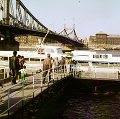 Magyarország, Budapest XI.,Budapest IX., Szent Gellért téri hajóállomás, balra a Szabadság híd. Szemben a Fővám (Dimitrov) téren a Marx Károly Közgazdaságtudományi Egyetem (később Corvinus Egyetem) épülete., 1979, Szalay Béla, színes, Budapest, Fortepan #188091