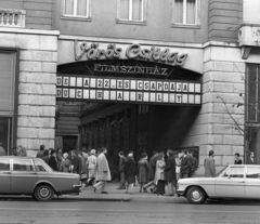 Magyarország, Budapest VII., Erzsébet (Lenin) körút, Vörös Csillag mozi., 1973, Urbán Tamás, német gyártmány, utcakép, Mercedes-márka, Volvo-márka, mozi, automobil, Mercedes W115, neon felirat, Budapest, Fortepan #18810