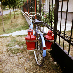 Magyarország, Tarnaszentmiklós, a felvétel a Kömlői út 3. számú ház előtt készült., 1984, Szalay Béla, kerékpár, színes, tejeskanna, Fortepan #188123