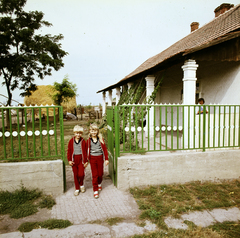 Magyarország, Tarnaszentmiklós, a gyerekek a Béke út 1. számú ház kapujában állnak., 1984, Szalay Béla, színes, Fortepan #188127