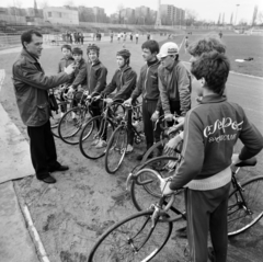 Magyarország, Budapest XXI., Csepel, Béke tér, sporttelep, a Csepel SC kerékpárosai., 1980, Szalay Béla, Budapest, országúti kerékpár, fiúk, melegítő, Fortepan #188144