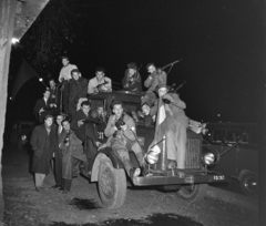 Magyarország, Budapest, 1956, Spaarnestad Photo, fiúk, teherautó, póz, fegyver, autón ülni, Fortepan #188220