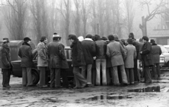 Hungary, Budapest XIII., Röppentyű utca, a Merkur használtautó-telepe., 1975, Urbán Tamás, flared trousers, Budapest, Fortepan #18823