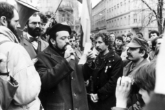 Magyarország, Budapest II., Bem József tér, háttérben a Lipthay utca.1988. március 15., Bence György filozófus olvas fel, mögötte balra Tamás Gáspár Miklós, jobbra Jakab Lajos közgazdász, szamizdatos., 1988, Jakab Lajos, Budapest, rendszerváltás, Fortepan #188264