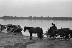 Magyarország, Paks, Duna-part a hajóállomás közelében., 1937, Kenedi János, szekér, mosás, Fortepan #188287