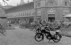 Magyarország, Kecskemét, Szabadság tér, Állami Áruház a Nagytemplom felől nézve., 1955, Urbán gyűjtemény, kerékpár, cégtábla, felirat, motorkerékpár, magyar gyártmány, életkép, áruház, épület, Danuvia-márka, kerékpár tároló, neon felirat, Fortepan #18835