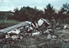 Magyarország, Törökbálint, József Attila utca, lelőtt amerikai repülőgép roncsai., 1944, Ladányi Károly, színes, járműroncs, Boeing-márka, Boeing B 17 Flying Fortress, Fortepan #188385