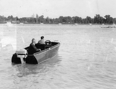 Magyarország, Budapest, Evinrude motorcsónak a Dunán, szemben a Margitsziget. Forrás/source: National Archives, Washington, USA, RG151 FC., 1937, Négyesi Pál, motorcsónak, Fortepan #18840