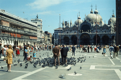 Olaszország, Velence, Szent Márk tér, balra a Prokurátori Palota mellett az óratorony, jobbra a Szent Márk-székesegyház., 1972, Fortepan/Album040, Fortepan #188407