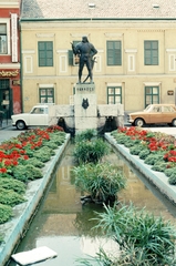 Hungary, Székesfehérvár, Várkapu utca, Varkocs György várkapitány szobra (Erdei Dezső, 1938.)., 1976, Fortepan/Album040, colorful, Fortepan #188410