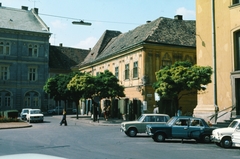 Hungary, Székesfehérvár, Városház (Szabadság) tér a Szent Imre-templom előtt, szemben a Jókai Mór és az Oskola (Zalka Máté) utca között a Hiemer ház., 1976, Fortepan/Album040, colorful, Fortepan #188411