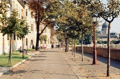 Magyarország, budai Vár, Budapest I., Tóth Árpád sétány a Palota út felé nézve, jobbra a háttérben a Budavári Palota (korábban Királyi Palota) kupolája., 1969, Fortepan/Album040, Budapest, Fortepan #188427