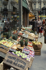 Ausztria, Bécs, Petersplatz, a zöldséges üzlet után balra a Goldschmiedgasse torkolata., 1969, Fortepan/Album040, színes, Fortepan #188431