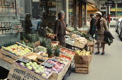 Ausztria, Bécs, Petersplatz, a zöldséges üzlet után balra a Goldschmiedgasse torkolata., 1969, Fortepan/Album040, színes, Fortepan #188432