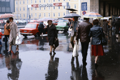 Magyarország, Budapest VII.,Budapest VIII., Rákóczi út az Akácfa utcától nézve, balra a Blaha Lujza tér és a Corvin Áruház, szemben a Rókus kórház., 1983, Fortepan/Album040, Budapest, tükröződés, színes, reklám, esernyő, járókelő, Fortepan #188441