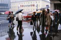 Magyarország, Budapest VII.,Budapest VIII., Rákóczi út az Akácfa utcától nézve, balra a Blaha Lujza tér és a Corvin Áruház, szemben a Rókus kórház., 1983, Fortepan/Album040, Budapest, színes, Coca-Cola, reklám, esernyő, járókelő, Fortepan #188442