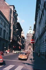 Magyarország, Budapest V., Zrínyi utca a Nádor (Münnich Ferenc) utca felől nézve, háttérben a Bazilika., 1982, Fortepan/Album040, színes, Budapest, Fortepan #188448