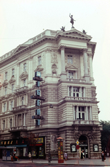 Magyarország, Budapest VI., Bajcsy-Zsilinszky út - Andrássy út (Népköztársaság útja) sarok, a Foncière-palota., 1982, Fortepan/Album040, színes, Budapest, Fortepan #188449