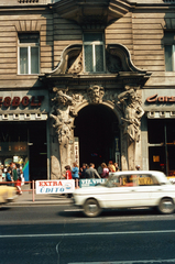 Magyarország, Budapest V., a Kossuth Lajos utca 4. számú ház kapuja., 1982, Fortepan/Album040, színes, Budapest, kariatida, Fortepan #188454