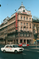 Magyarország, Budapest VIII.,Budapest V., Astoria kereszteződés a Rákóczi út felől, szemben balra a Kossuth Lajos utca, jobbra a Károly (Tanács) körút., 1982, Fortepan/Album040, színes, taxi, Wartburg 353, Budapest, Főtaxi, Akai-márka, Fortepan #188464