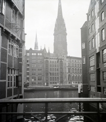 Németország, Hamburg, Nikolaifleet, a túlparton a Szent Miklós-templom (Hauptkirche St. Nikolai) tornya látszik. A felvétel a Katharinenbrücke-ről készült., 1936, Lőrincze Judit, Fortepan #188473