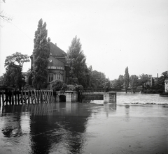 Lengyelország, Wroclaw, Odera folyó, duzzasztógát, balra a Tamka-sziget. Az épület ma a Wrocławi Orvosi Akadémia Gyógyszerkémiai Tanszéke., 1936, Lőrincze Judit, Fortepan #188476