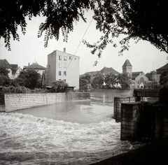 Lengyelország, Wroclaw, Tamka-sziget, duzzasztógát a Szent Mátyás csatorna (kanal Świętego Macieja) bejáratánál. Balra a Daliowa-sziget. Szemben az Odera folyó túlpartján a Hala Targowa (ekkor Markthalle)., 1936, Lőrincze Judit, Fortepan #188480