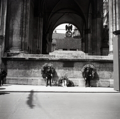 Németország, München, Odeonsplatz, a Feldherrnhalle a Münchner Residenz felől. A sikertelen 1923. november 8-9-i müncheni sörpuccs (Hitler-Ludendorff-Putsch) nemzetiszocialista halálos áldozatainak Kurt Schmidt-Ehmen által készített emlékműve., 1936, Lőrincze Judit, Fortepan #188489