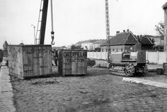 Magyarország, Budapest XIII., Lipótvárosi teherpályaudvar, jobbra a Visegrádi utcánál a Hétház és a Tizenháromház munkáskolónia épületei látszanak. Caterpillar traktorok. Forrás/source: National Archives, Washington, USA, RG151 FC., 1931, Négyesi Pál, amerikai gyártmány, daru, traktor, rakodás, Caterpillar-márka, Budapest, Fortepan #18849