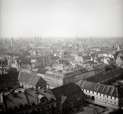 Németország, München, Museumsinsel, kilátás a Deutsches Museum tornyából (Museumsturm / Wetterturm). A kép bal szélén a Szentlélek-templom (Heilig-Geist-Kirche), majd a theatinusok templomának Theatinerkirche) kupolája, jobbra a bajor kancellária (Staatskanzlei) kupolája., 1936, Lőrincze Judit, Fortepan #188491