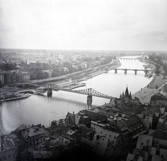 Németország, Frankfurt am Main, kilátás a Szent Bertalan-székesegyház tornyából. Előtérben az Eiserner Steg gyalogoshíd a Majna folyón., 1936, Lőrincze Judit, Fortepan #188494