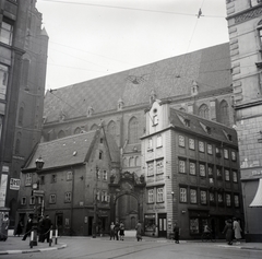 Lengyelország, Wroclaw, Rynek, az óvárosi piactér északi oldala. Balra Jancsi és Juliska (ekkor Hänsel und Grete / lJas i Małgosia) háza, mögötte a Szent Erzsébet helyőrségi templom (ekkor Elisabethkirche / kościół św. Elżbiety (garnizonowy)., 1936, Lőrincze Judit, gyalogátkelő, Fortepan #188561