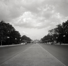 Németország, Berlin, Tiergarten, a Strasse des 17. Juni (Ost West Achse) a Brandenburgi kapu felé nézve., 1936, Lőrincze Judit, Fortepan #188565