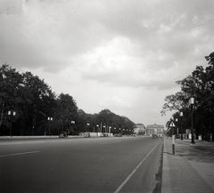 Németország, Berlin, Tiergarten, a Strasse des 17. Juni (Ost West Achse) a Brandenburgi kapu felé nézve., 1936, Lőrincze Judit, kerékpársáv, Fortepan #188567