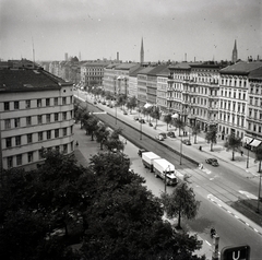 Németország, Berlin, Frankfurter Allee, a Weberwiese (ekkor Memeler Strasse) metróállomásnál az Alexanderplatz irányába nézve., 1936, Lőrincze Judit, kerékpár, tricikli, Fortepan #188569