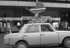 Magyarország, Budapest VIII., Blaha Lujza tér, Corvin Áruház., 1973, Urbán Tamás, babakocsi, Wartburg 353, Budapest, tetőcsomagtartó, Fortepan #18858