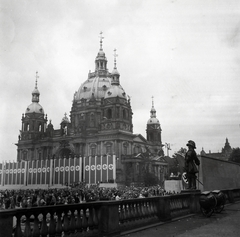 Németország, Berlin, Múzeum-sziget, Lustgarten. A Berlini dóm a Berliner Schloss felől nézve., 1936, Lőrincze Judit, zászló, Julius Carl Raschdorff-terv, horogkereszt, Fortepan #188606